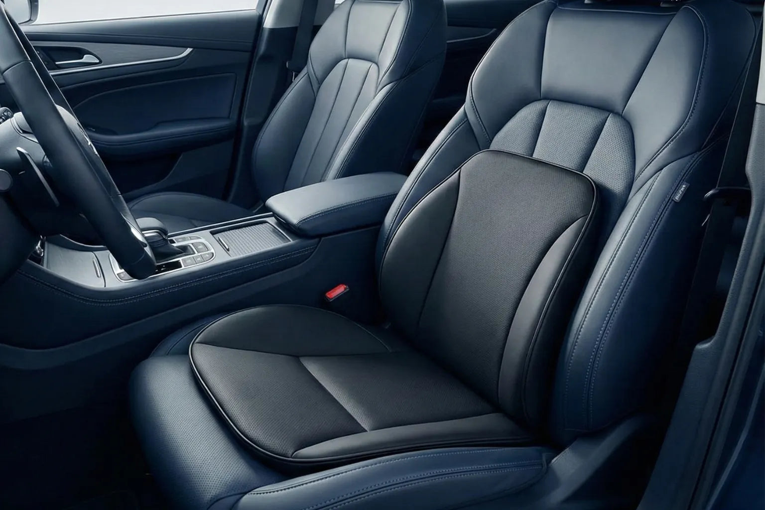 Bannière illustrant un coussin ergonomique voiture installé sur le siège conducteur pour soutenir le dos, avec coussin lombaire et assise dans un habitacle moderne