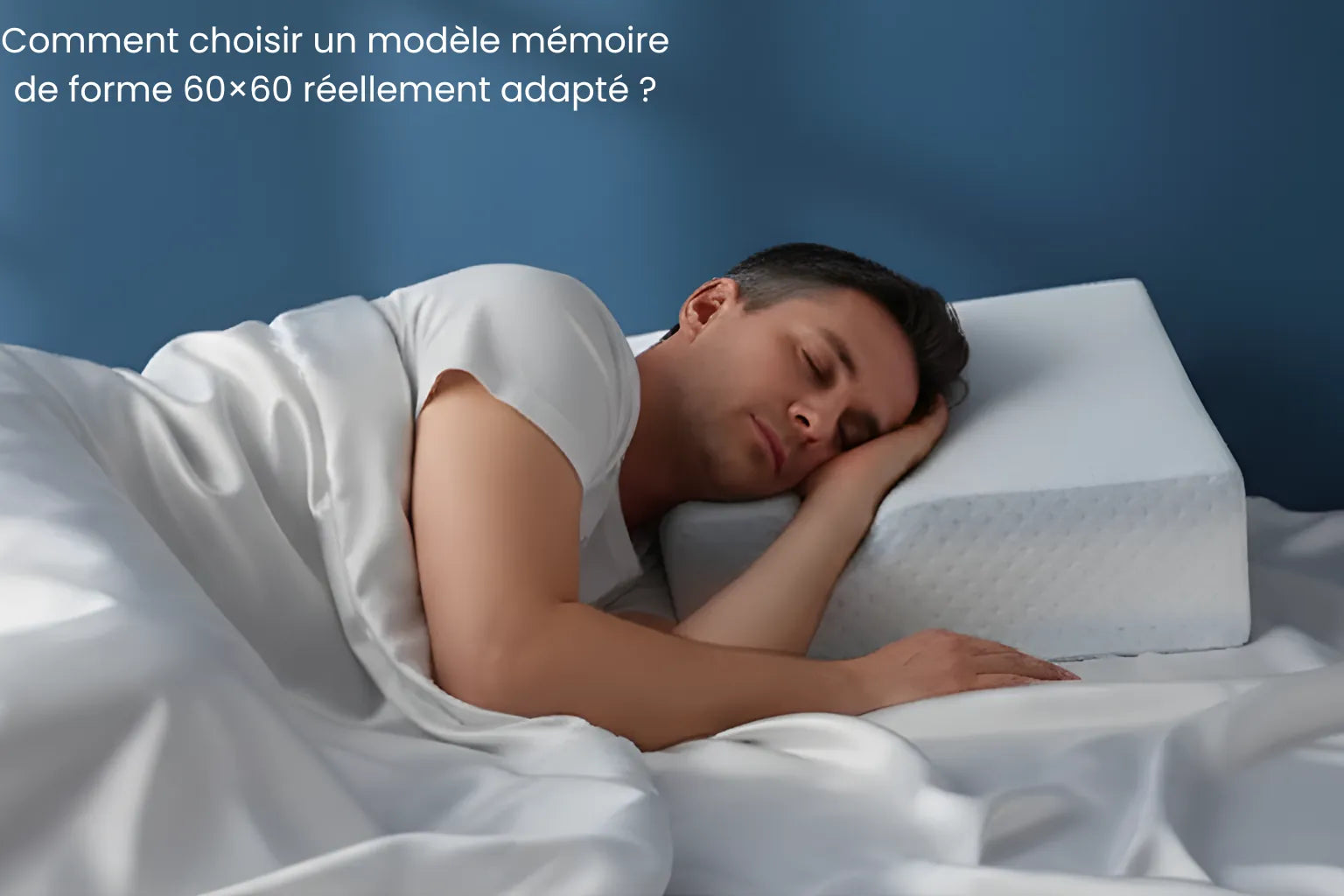 Homme dormant sur un modèle mémoire de forme carré 60×60 dans une ambiance premium bleu et gris