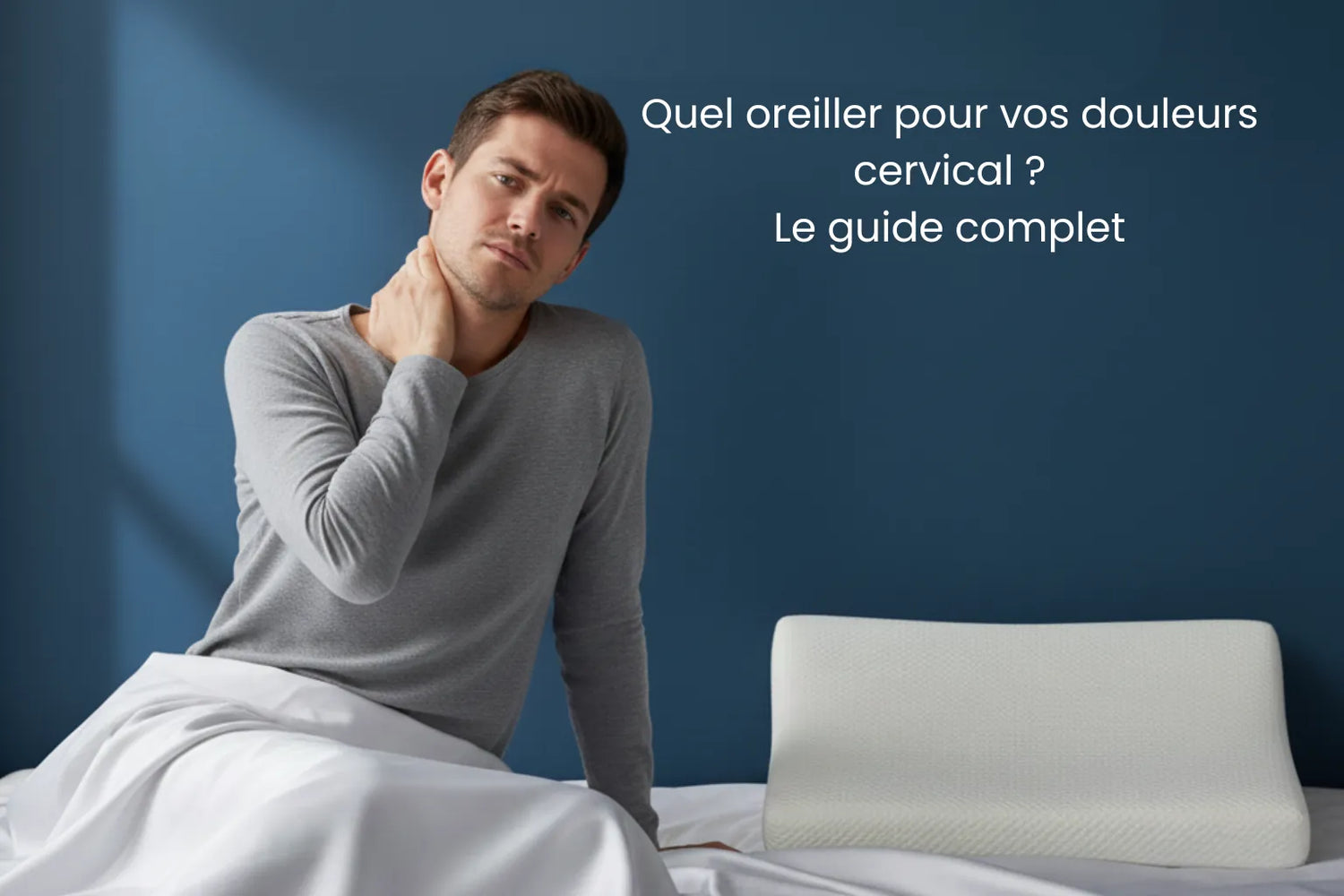 Homme assis sur un lit tenant sa nuque, avec un oreiller ergonomique cervical posĂ© Ă cĂŽtĂ©, illustrant la recherche dâun oreiller adaptĂ© pour soulager les douleurs cervicales