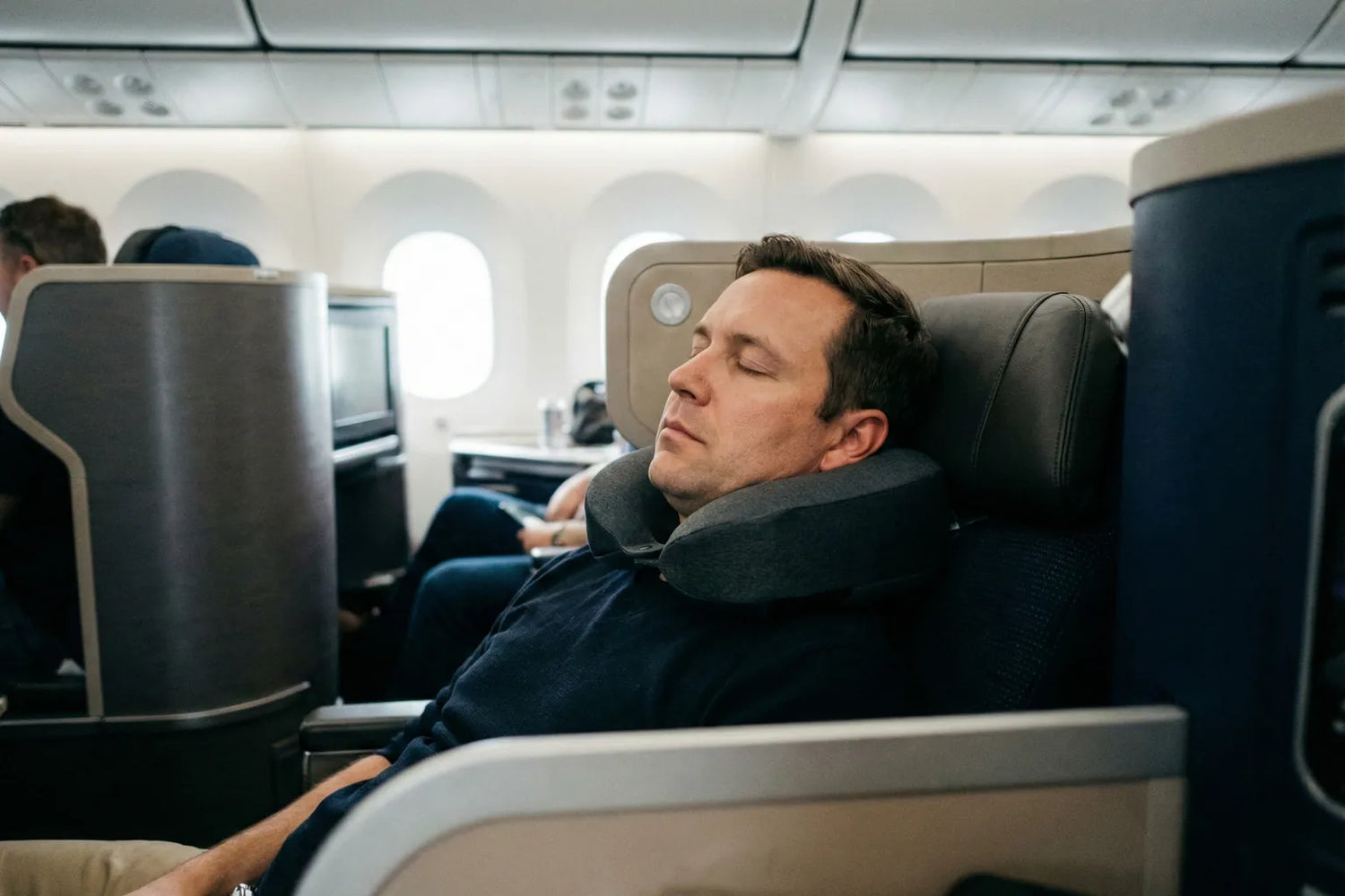 Illustration d’un oreiller ergonomique de voyage offrant un soutien cervical stable en avion, pour limiter les tensions et améliorer le confort pendant le trajet