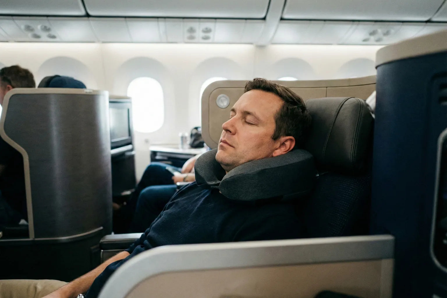 Illustration d’un oreiller ergonomique de voyage offrant un soutien cervical stable en avion, pour limiter les tensions et améliorer le confort pendant le trajet