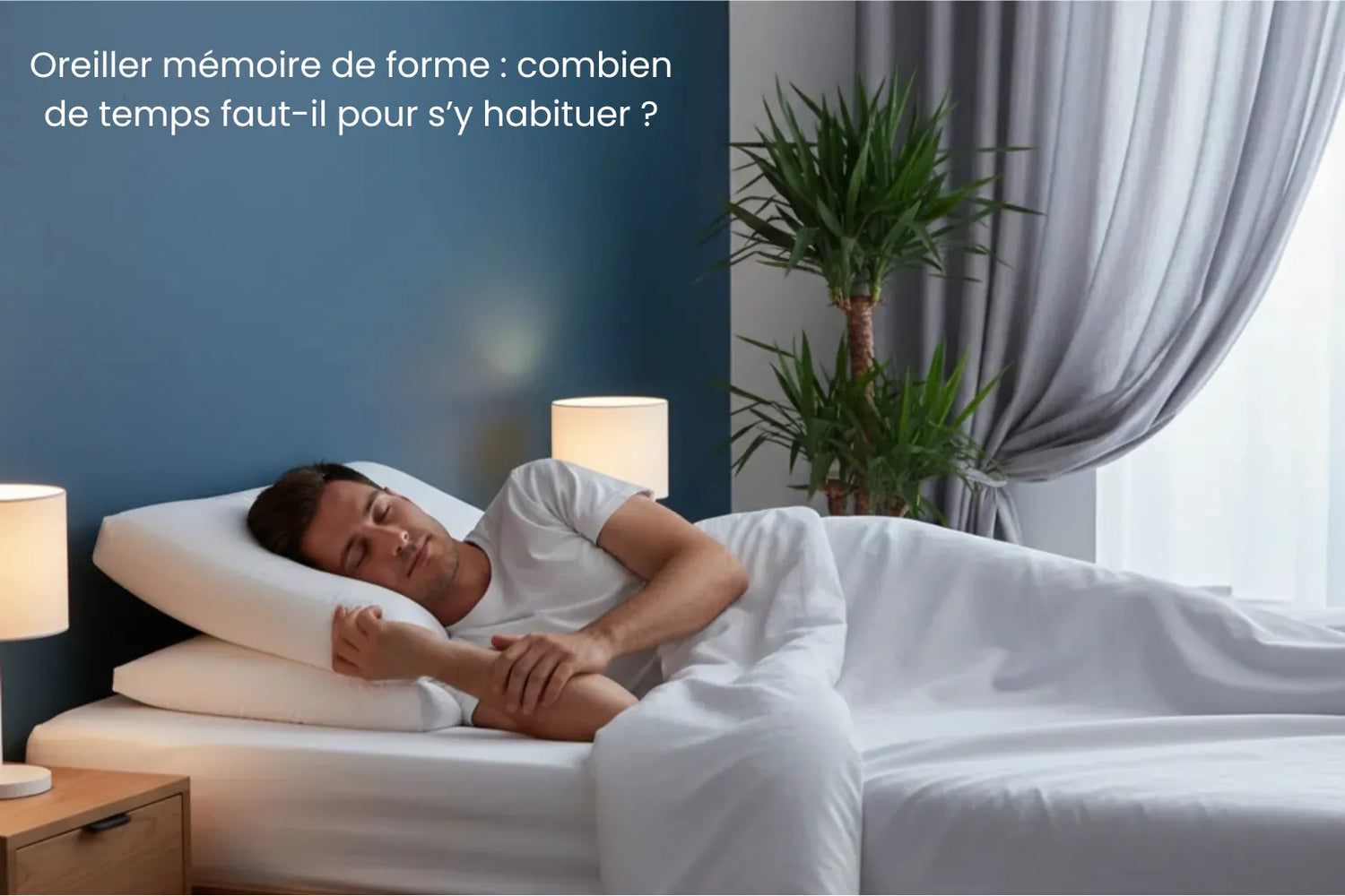 Homme dormant sur le côté avec un oreiller mémoire de forme fin, dans une chambre bleu nuit avec draps gris perle.