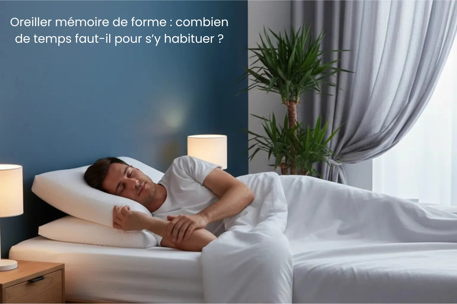 Homme dormant sur le côté avec un oreiller mémoire de forme fin, dans une chambre bleu nuit avec draps gris perle.