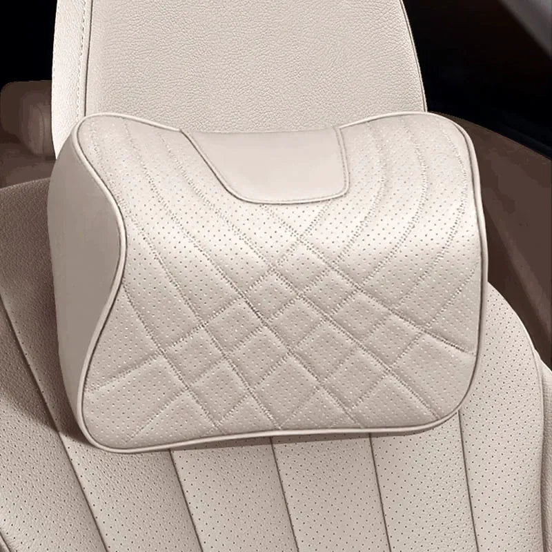 appui cervical voiture beige en cuir synthétique, gros plan installé sur siège automobile