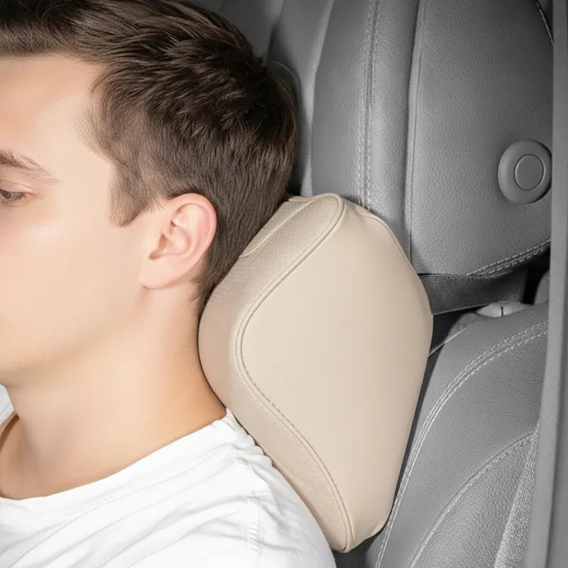 Homme assis contre un coussin ergonomique voiture set duo beige. Oreiller de soutien beige fixé sur un siège auto gris perle avec appui-tête coordonné