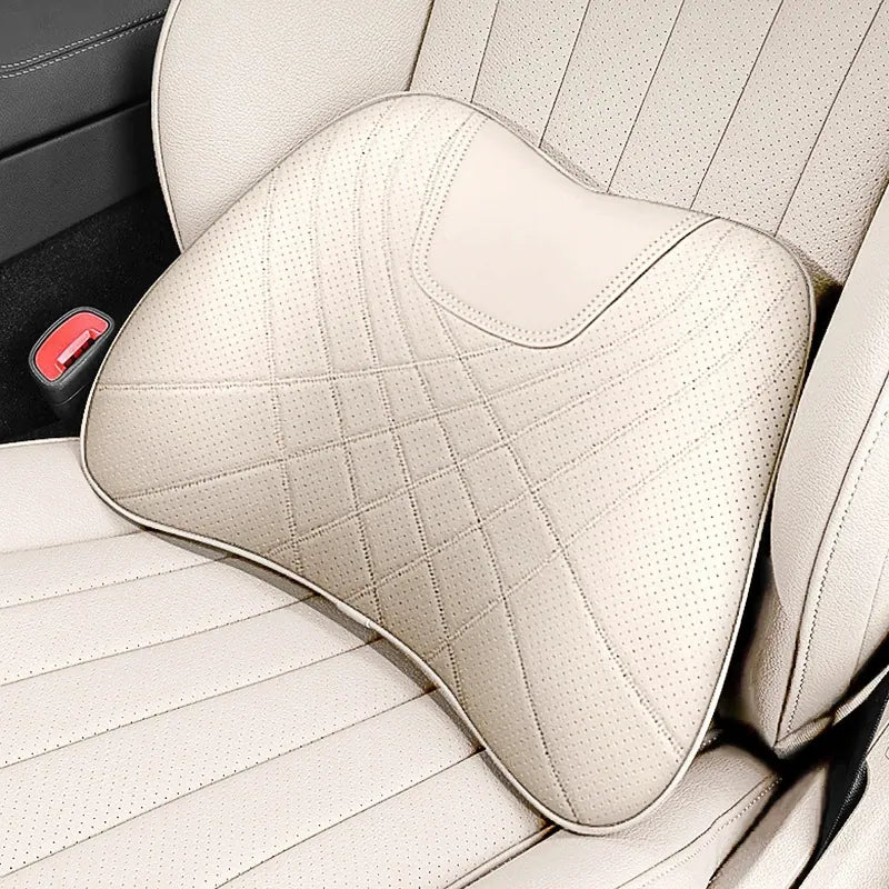 Coussin ergonomique voiture beige installé sur un siège auto pour soutenir la zone lombaire