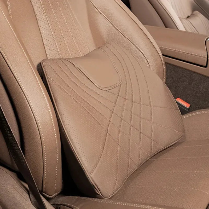 Coussin ergonomique voiture marron positionné sur un siège auto pour le soutien du bas du dos