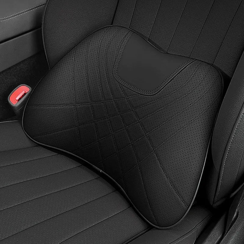 Coussin ergonomique voiture noir placé sur un siège auto pour le maintien lombaire