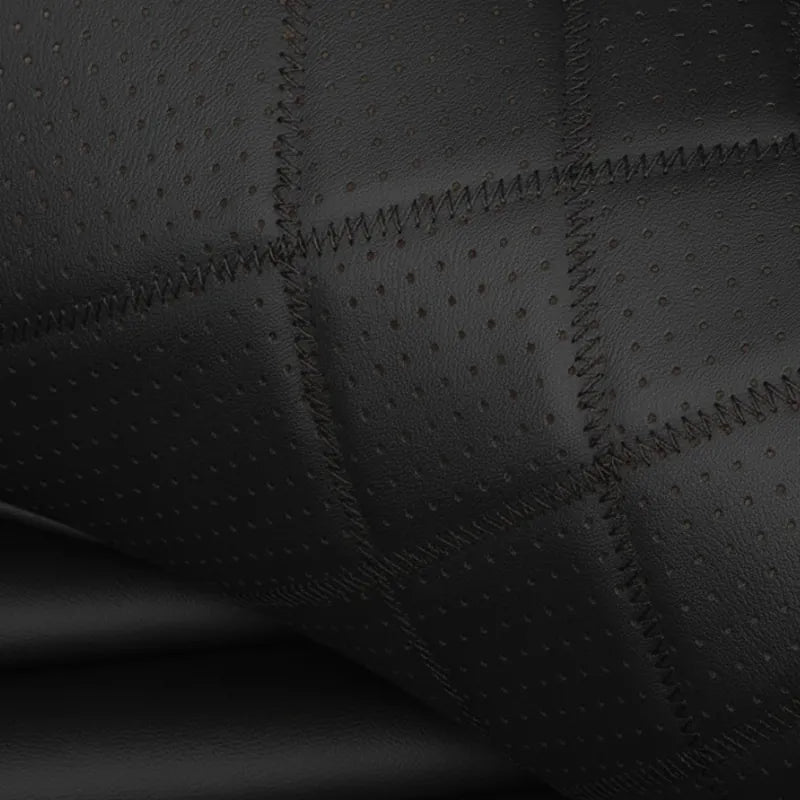 Détail de la texture en cuir synthétique perforé d’un coussin ergonomique voiture noir