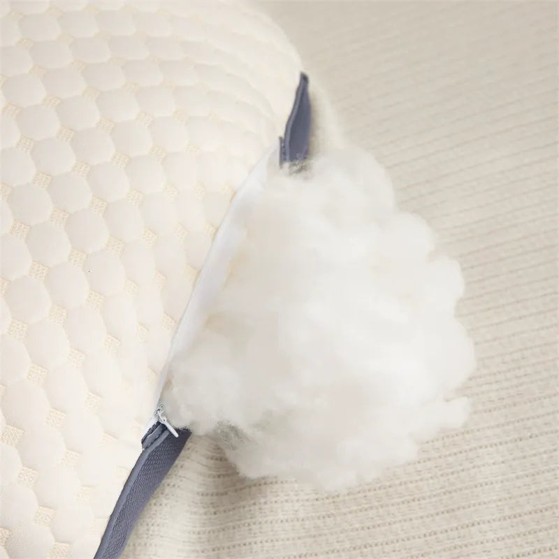 détail de l’oreiller ergonomique cervical 50x70 11 cm avec ouverture zippée laissant apparaître l'intérieur de l'oreiller