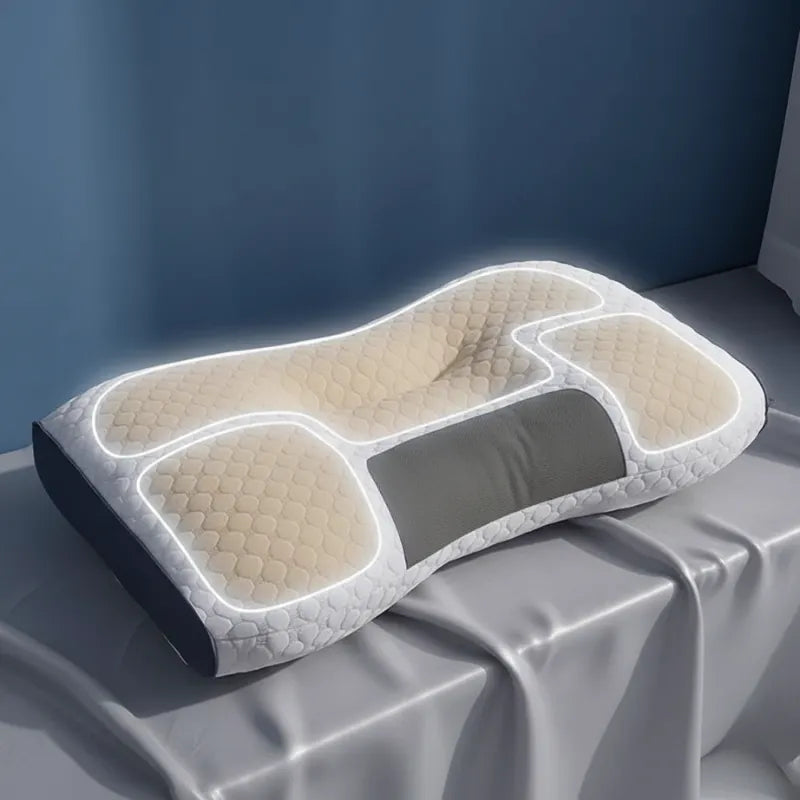 oreiller ergonomique cervical 50x70 13 cm sur drap satiné gris perle, mur bleu profond, lumière naturelle diffuse, zone de soutien en évidence