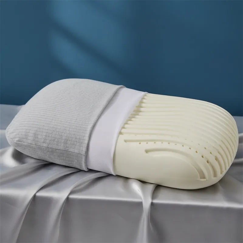 Oreiller ergonomique en latex naturel gris montrant sa structure interne et sa double housse respirante, avec cœur en latex ventilé visible