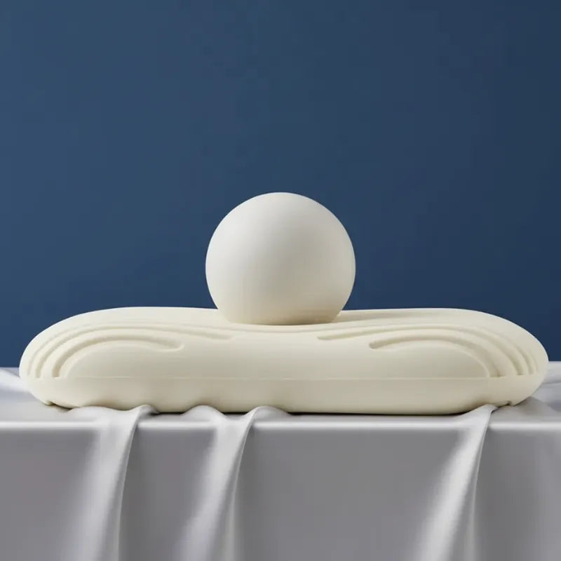 oreiller ergonomique en latex naturel rose montrant le cœur en latex ventilé avec structure alvéolaire