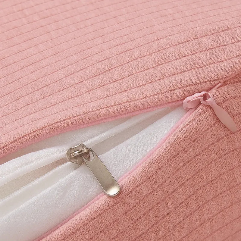 oreiller ergonomique en latex naturel rose avec double housse et fermeture éclair invisible sur tissu tricoté à lignes horizontales