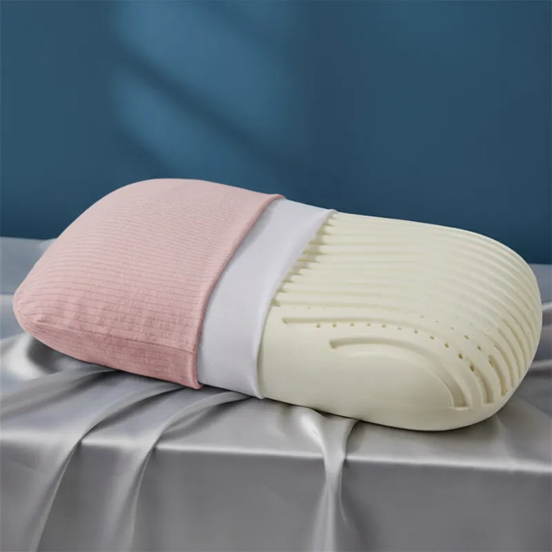 Oreiller ergonomique en latex naturel rose illustrant sa conception interne : housse amovible, sous-housse en maille et cœur en latex ventilé