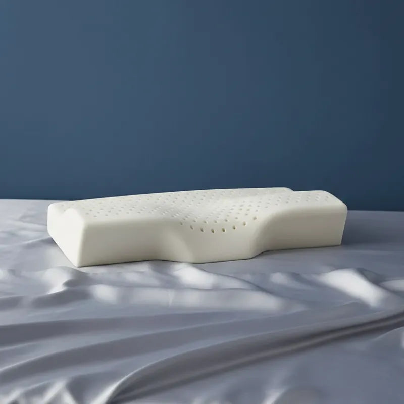 Oreiller ergonomique en latex naturel Taihi, version Concave, 60×30 cm, avec une mise en scène premium montrant sa forme creusée