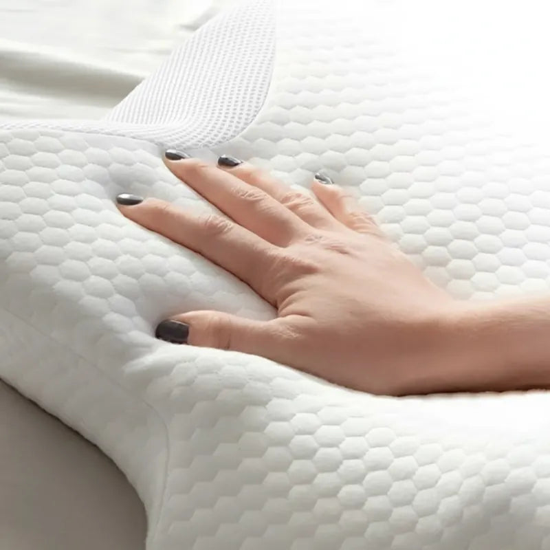 Oreiller a memoire de forme cervical blanc integral 40x60 cm - gros plan sur la mousse viscoelastique reactive a la pression de la main.