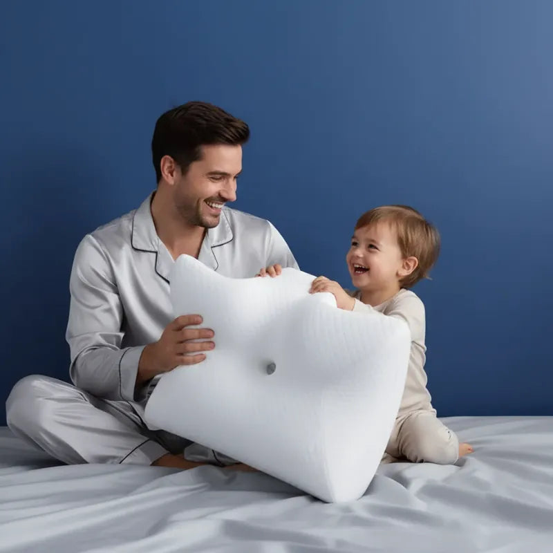 Oreiller a memoire de forme cervical blanc integral 40x60 cm - scene familiale avec un pere et un enfant, ambiance cocooning et confort.
