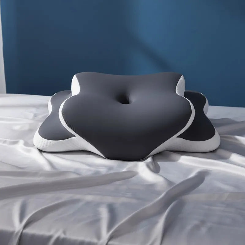 Oreiller memoire de forme douleur cervicale gris 40x65cm sur un lit gris perle éclairé par la lumière naturelle devant un mur bleu premium