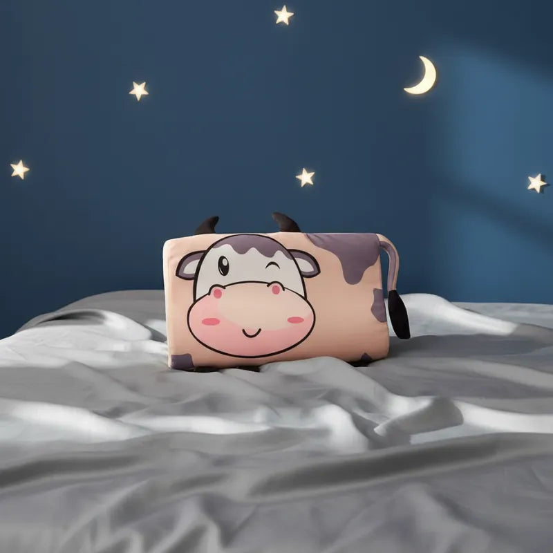oreiller memoire de forme enfant vache placé sur drap satiné gris perle, fond bleu nuit minimaliste, style enfantin et rassurant