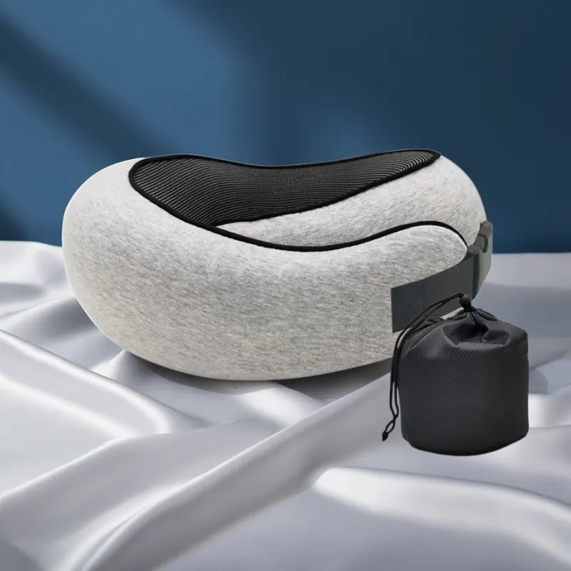 Oreiller mémoire de forme voyage à clips ajustable gris clair, mousse viscoélastique ergonomique, sur drap satiné gris perle et mur bleu profond