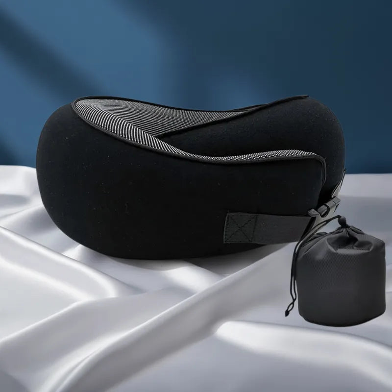 Oreiller mémoire de forme voyage à clips ajustable noir, maintien cervical réglable, sur drap satiné gris perle et mur bleu profond