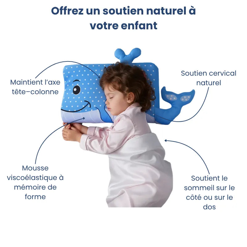 Enfant dormant sur un oreiller mémoire de forme enfant baleine montrant les zones de confort et le soutien cervical naturel.