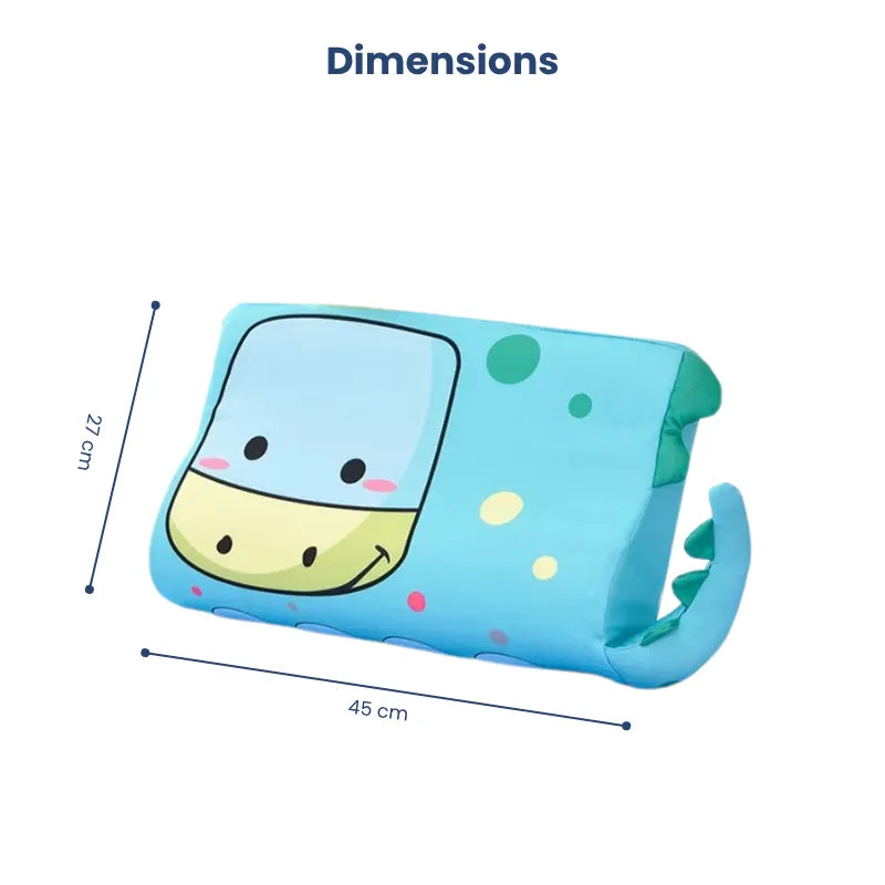 Oreiller mémoire de forme enfant motif dinosaure, avec flèches montrant les dimensions 45 cm sur 27 cm, pour illustrer la taille exacte du coussin.