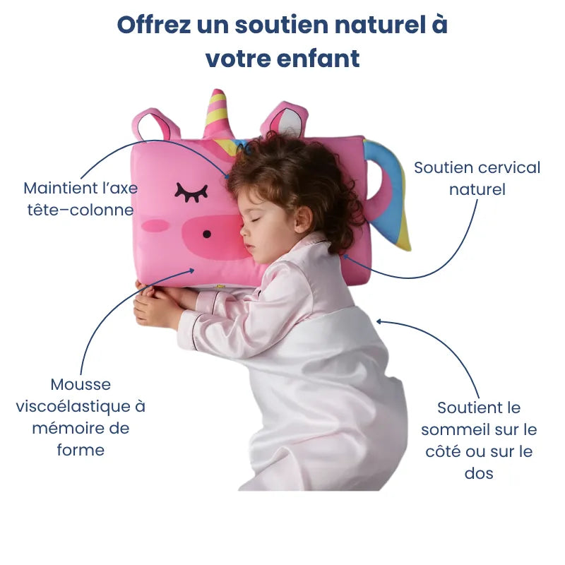Enfant dormant sur un oreiller mémoire de forme enfant licorne montrant les zones de confort et le soutien cervical naturel.