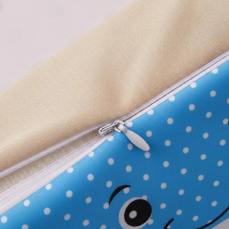 Gros plan sur la tirette de la housse lavable de l’oreiller memoire de forme enfant motif baleine, tissu bleu clair