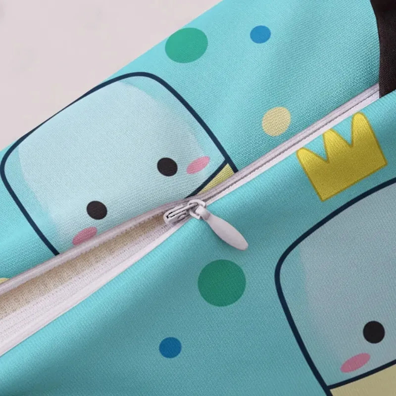 Gros plan sur la tirette blanche et la housse lavable de l’oreiller memoire de forme enfant motif dinosaure