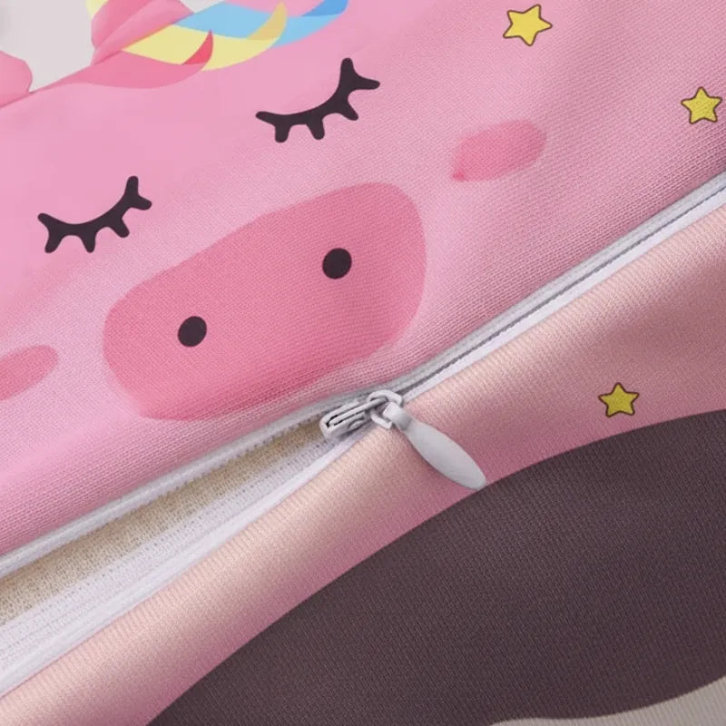 Vue rapprochée de la fermeture de l’oreiller memoire de forme enfant motif licorne, housse lavable