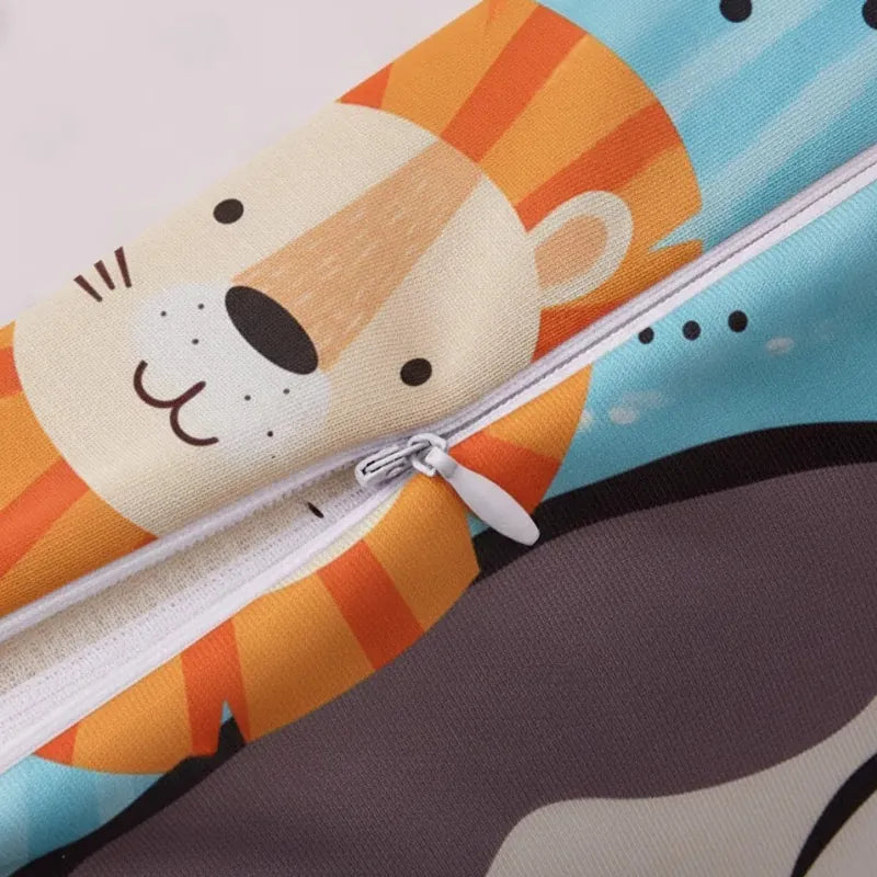 Gros plan sur la tirette blanche et la housse lavable de l’oreiller memoire de forme enfant motif lion