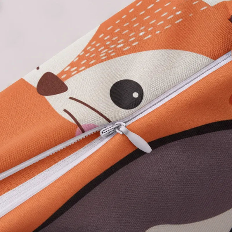 Détail de la fermeture de la housse lavable de l’oreiller memoire de forme enfant motif renard, texture douce et résistante