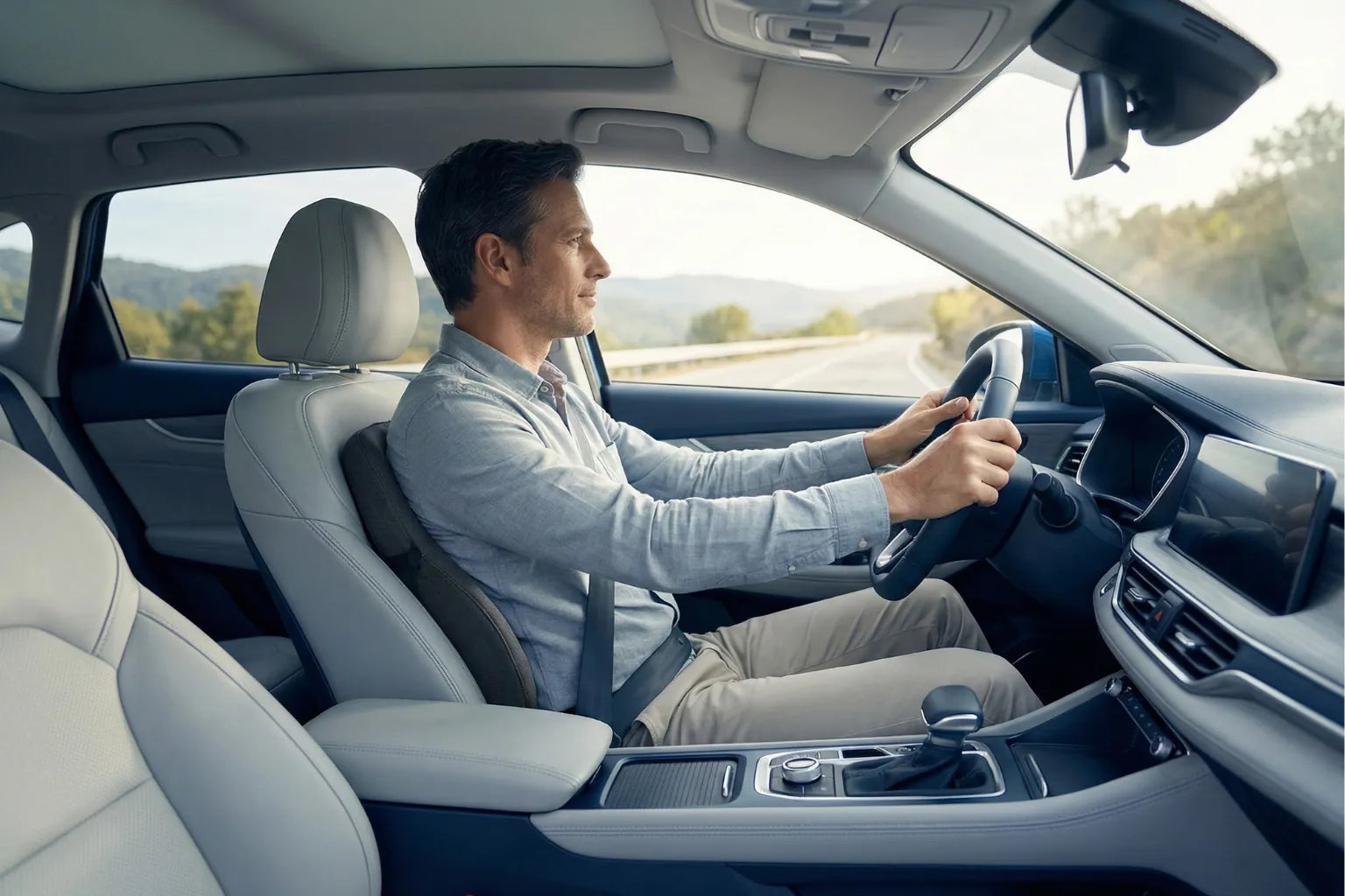Bannière illustrant un conducteur confortablement installé avec un coussin ergonomique voiture, pour un guide pratique qui explique quel modèle choisir selon la douleur.