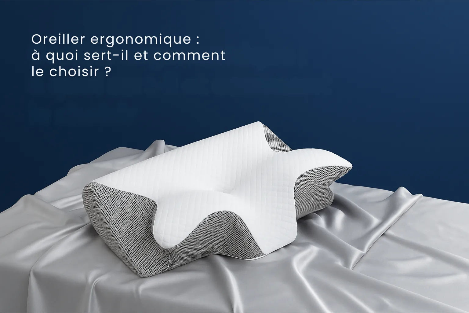 bannière d'article montrant un oreiller ergonomique posé sur un drap satiné gris perle devant un mur bleu profond, lumière naturelle douce, avec espace latéral pour le titre