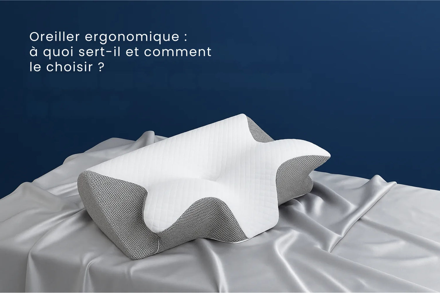 bannière d'article montrant un oreiller ergonomique posé sur un drap satiné gris perle devant un mur bleu profond, lumière naturelle douce, avec espace latéral pour le titre