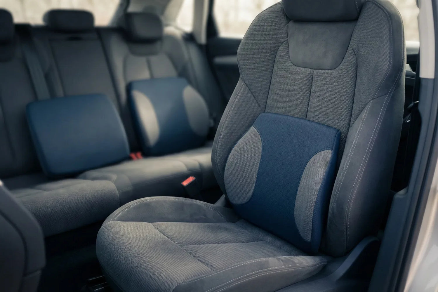 Coussin lombaire ergonomique installé sur un siège de voiture, illustrant le choix d’épaisseur et de densité pour un soutien lombaire fiable