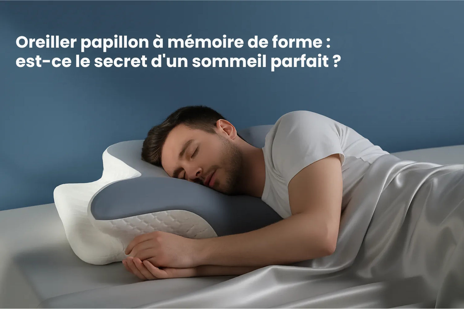 Homme allongé sur un lit à drap satiné gris clair, utilisant un oreiller papillon en mousse à mémoire de forme pour soutenir la nuque