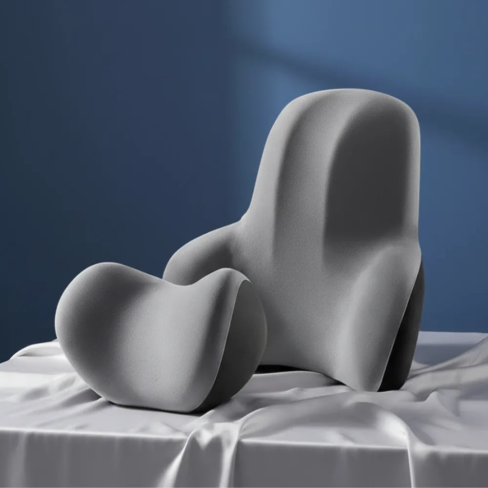 Coussins ergonomiques pour voiture — ensemble siège et soutien lombaire en mousse à mémoire de forme pour un confort prolongé en conduite, présentés sur un drap satiné gris perle devant un mur bleu profond.