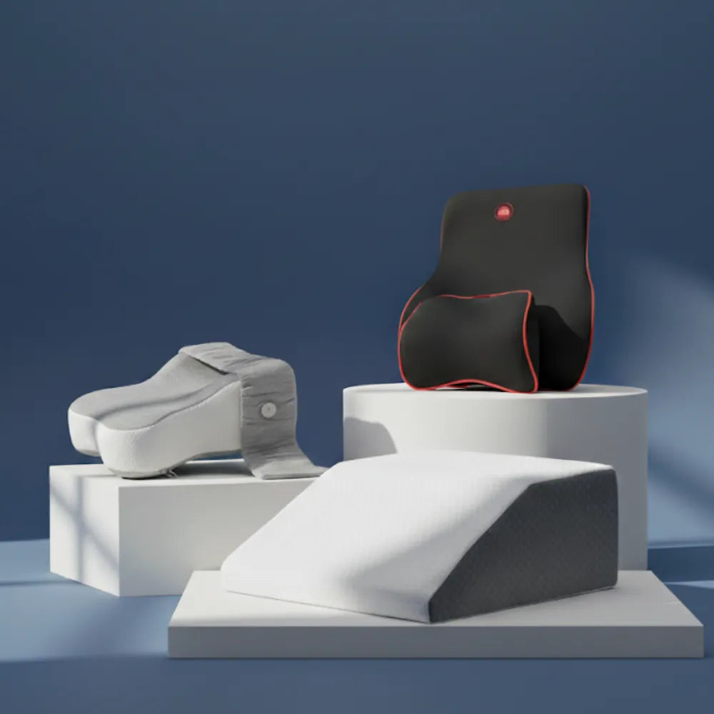Coussins ergonomiques à mémoire de forme — différents modèles pour améliorer le confort en position assise ou allongée, présentés sur des podiums blancs devant un mur bleu profond.