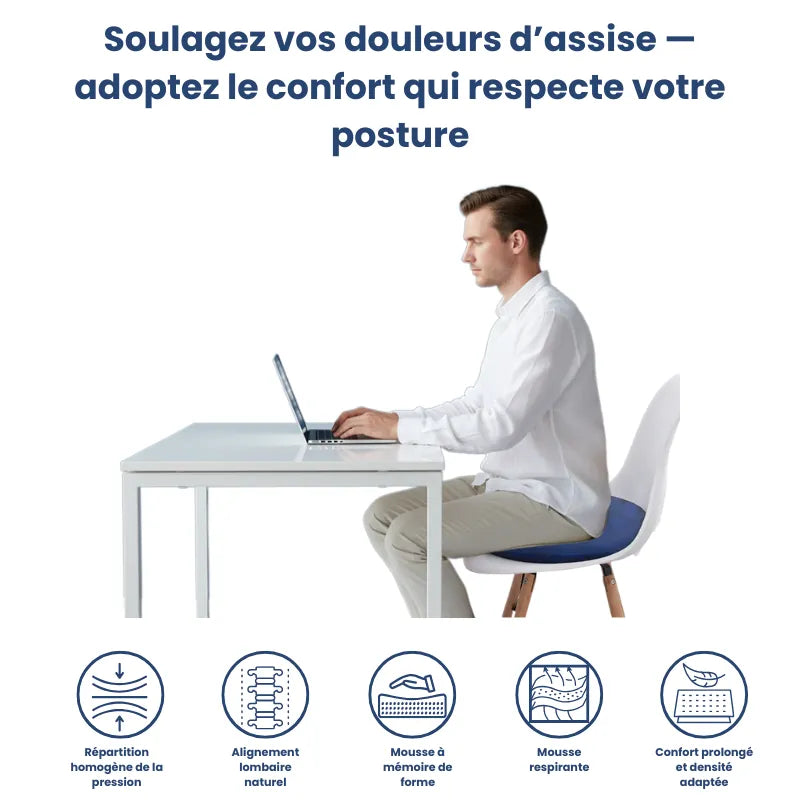 Homme assis sur une chaise au bureau avec un coussin ergonomique rond bleu ciel, posture droite, scène bureau premium.