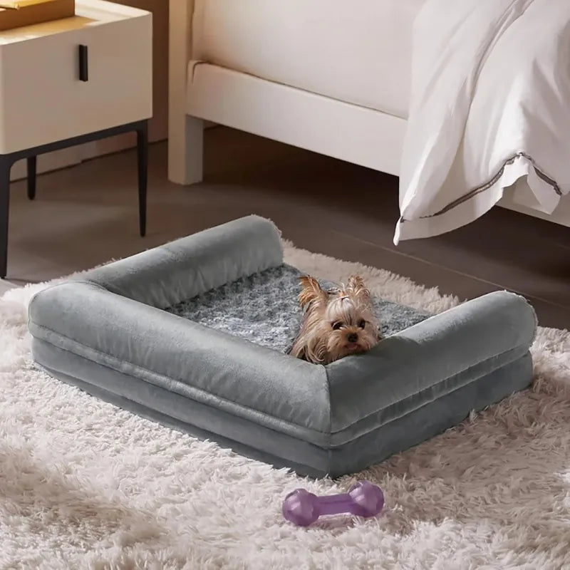 Petit chien allongé dans un coussin ergonomique chien M gris, lit à mémoire de forme avec rebords sécurisants pour chiot.