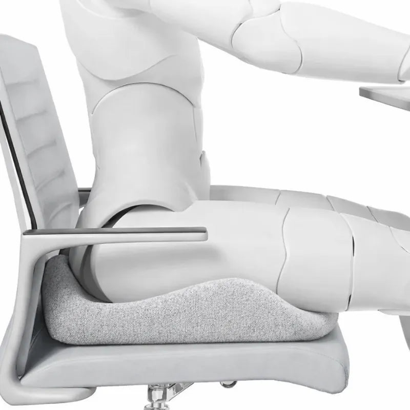 Vue de profil d’un coussin ergonomique pour fauteuil de bureau gris clair avec mannequin assis pour montrer le soutien de l’assise