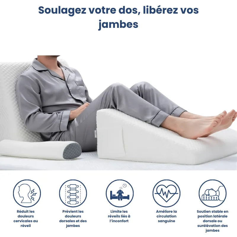 Homme allongé jambes surélevées sur un coussin ergonomique pour jambes 50x50 blanc et gris, pictogrammes de bienfaits circulatoires