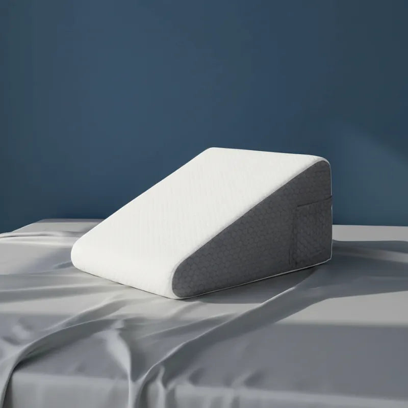 Coussin ergonomique pour jambes 50x50 blanc et gris sur drap satiné gris perle, fond bleu profond, lumière naturelle