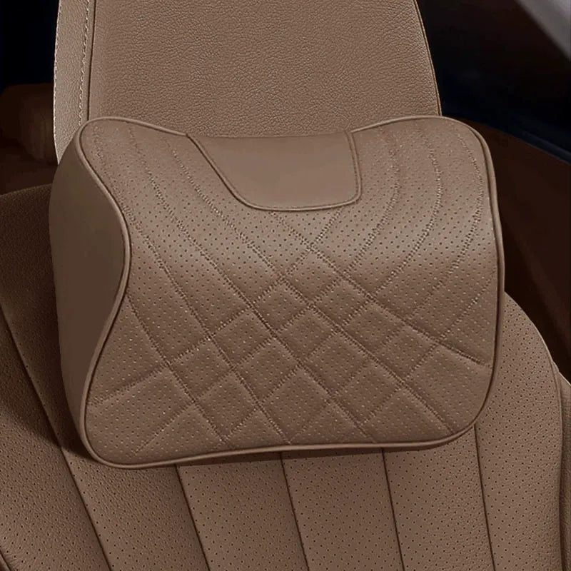 appui cervical voiture marron en cuir synthétique, vue rapprochée sur siège auto