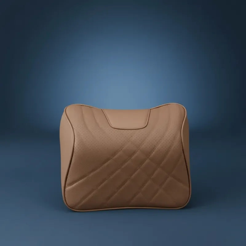Coussin cervical voiture marron, finition cuir synthétique et mousse viscoélastique, vue studio.