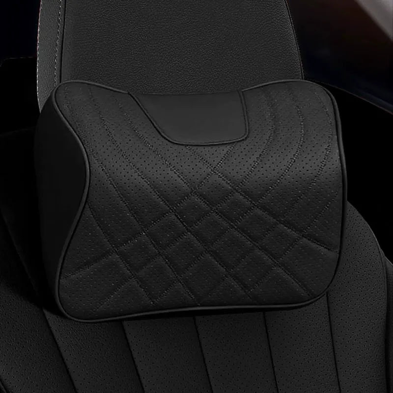 appui cervical voiture noir en cuir synthétique, vue rapprochée sur dossier de siège auto