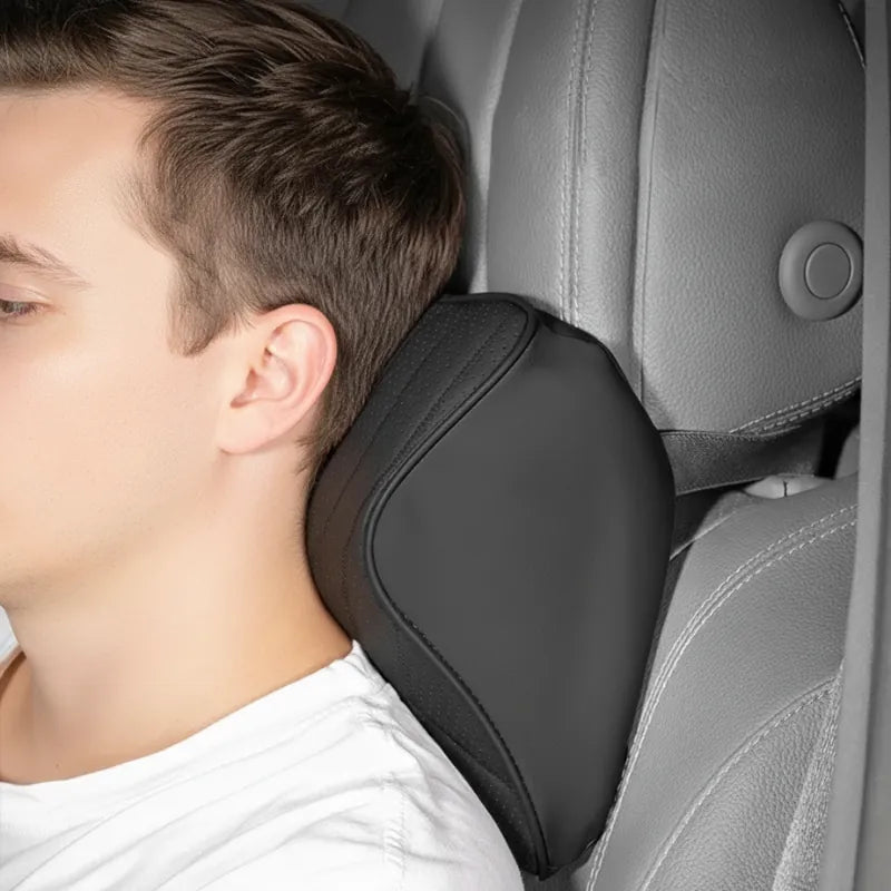 Homme assis dans une voiture adossé à un coussin ergonomique voiture set duo noir. Appui-tête et coussin lombaire noirs fixés sur un siège gris clair